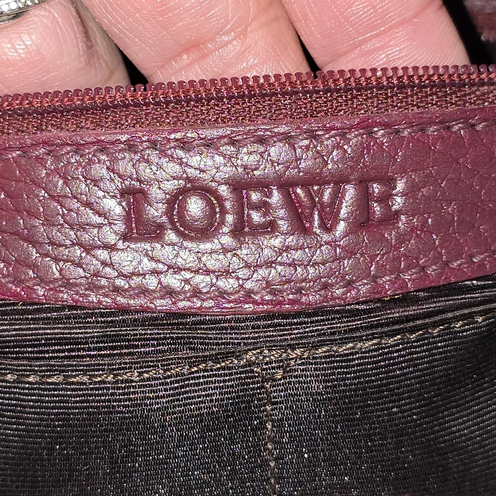 Elegant Loewe Senda Leather Handbag - Picture 4 of 15